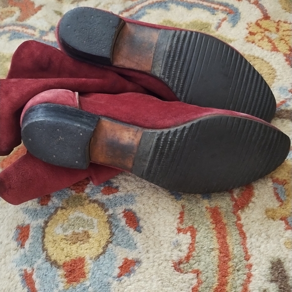 CHANEL Vintage Burgundy Suede Scrunch Flat Boots 7 - Picture 5 of 7